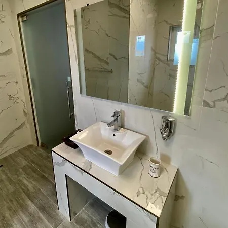 Luxury Ivon Ξενοδοχείο με διαμερίσματα 4*