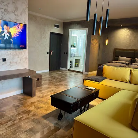 Luxury Ivon Aparthotel 4*