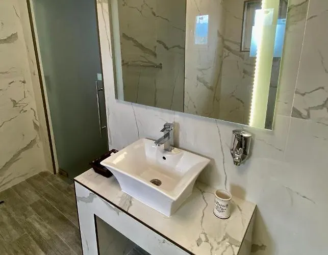 Luxury Ivon Aparthotel 4*